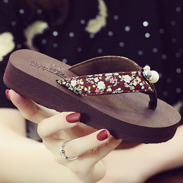 Pärlkaunistusega ja lillemotiividega sussid tüdrukutele varvaste vahel