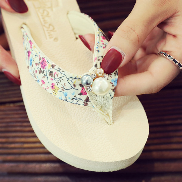 Pärlkaunistusega ja lillemotiividega sussid tüdrukutele varvaste vahel