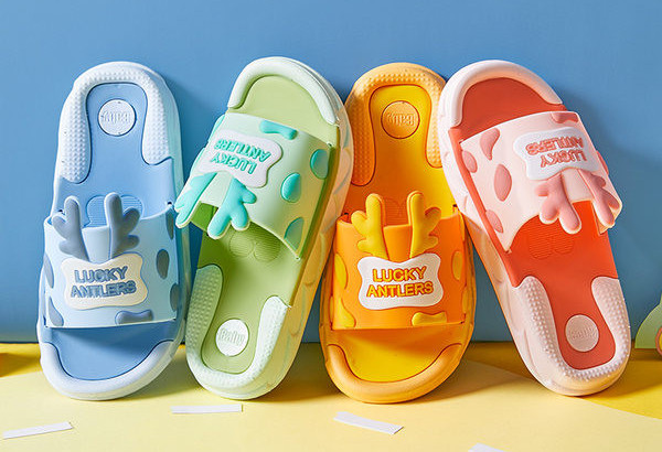 Παιδικές παντόφλες με επιγραφή και επίπεδη σόλα - τέσσερα χρώματα