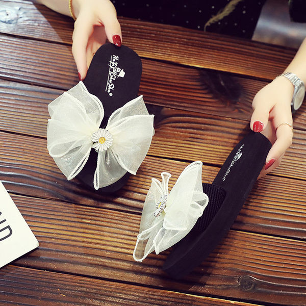 Νέο μοντέλο παντόφλες για κορίτσια με κορδέλα και μεταλλική διακόσμηση