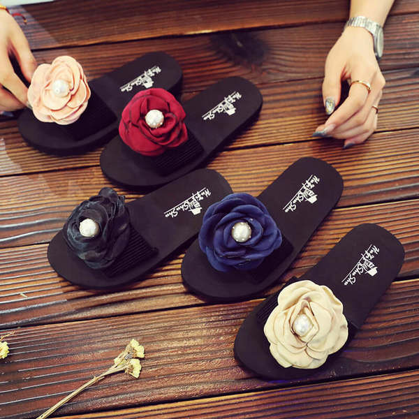 Casual παντόφλες με τρισδιάστατο στοιχείο για κορίτσια