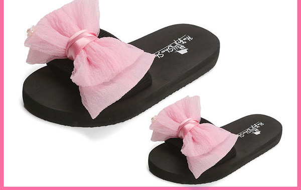 Μοντέρνες παντόφλες για κορίτσια σε διάφορα χρώματα