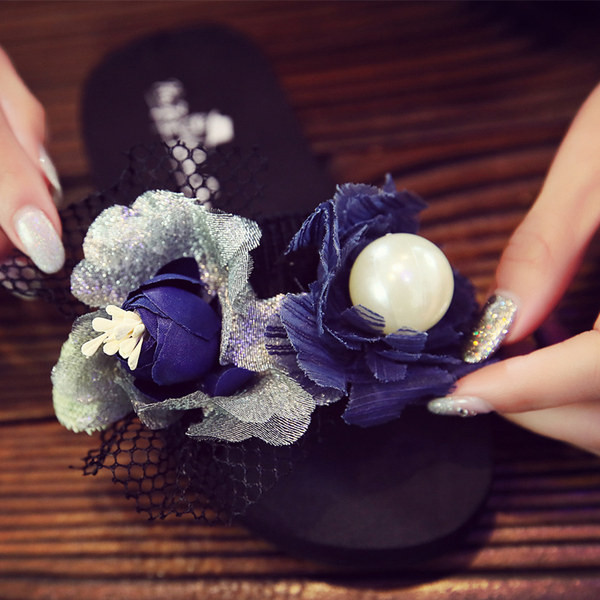 Μοντέρνες παιδικές παντόφλες για κορίτσια με 3D στοιχείο