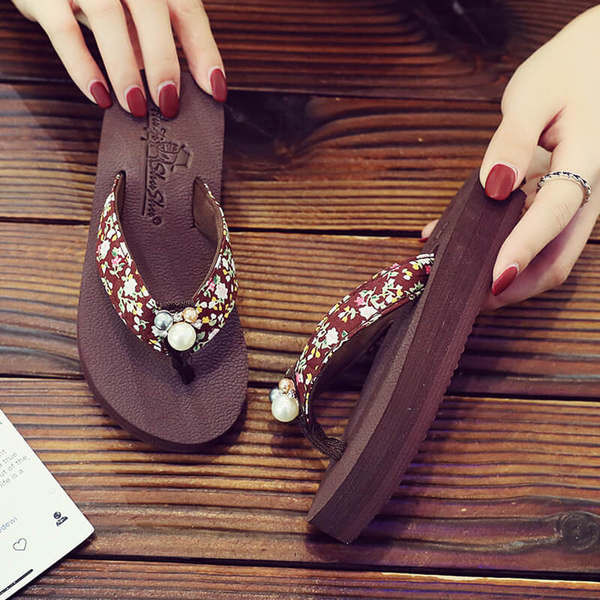 Ljetne dječje papuče s perlama kroz prste