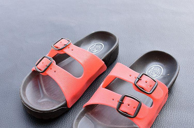 Νέο μοντέλο καλοκαιρινές παντόφλες για αγόρια με επίπεδη σόλα