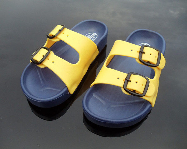 Νέο μοντέλο καλοκαιρινές παντόφλες για αγόρια με επίπεδη σόλα