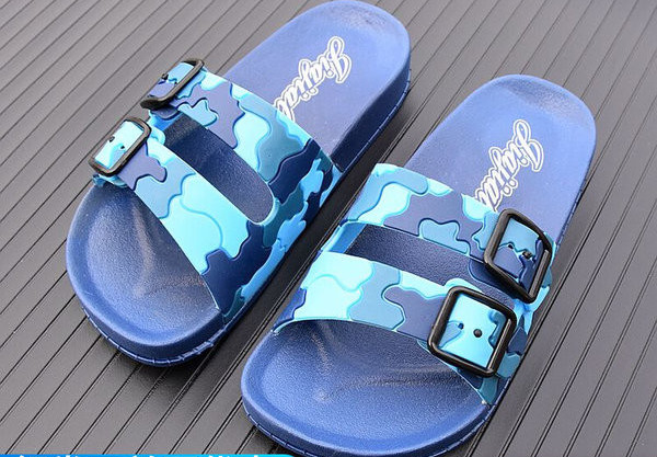 Παιδικές παντόφλες με μοτίβο παραλλαγής και αγκράφες