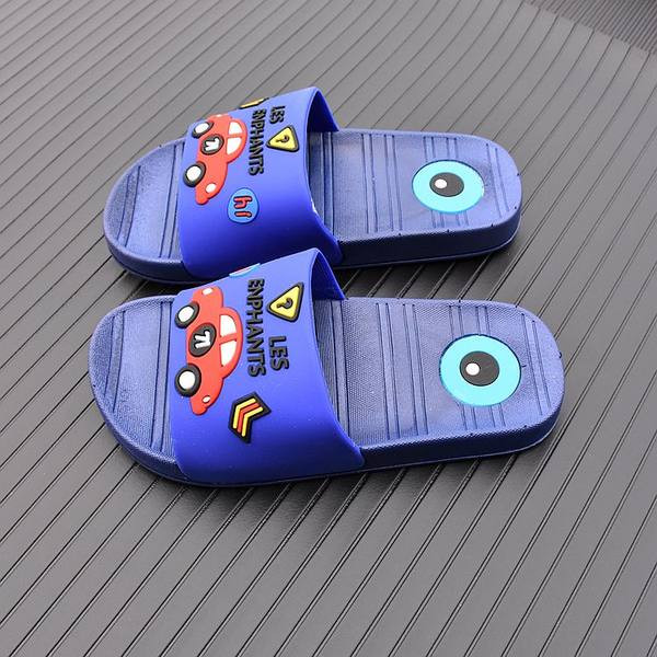 Λαστιχένιες παντόφλες σε μπλε χρώμα και απλικέ για αγόρια