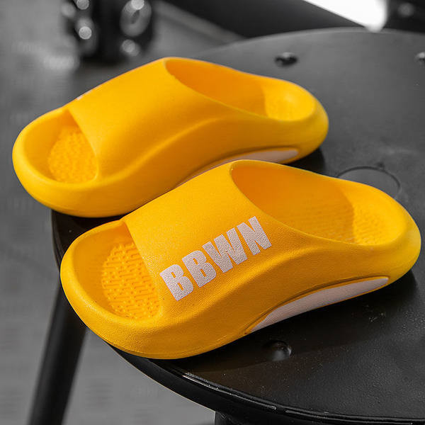 Λαστιχένιες παντόφλες με επιγραφή για παιδιά