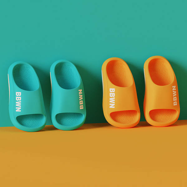 Λαστιχένιες παντόφλες με επιγραφή για παιδιά