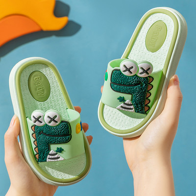 Gyermek gumipapucs színes rátéttel és felirattal