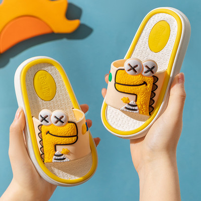 Gyermek gumipapucs színes rátéttel és felirattal