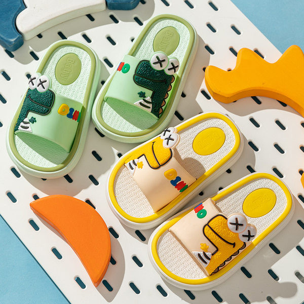 Gyermek gumipapucs színes rátéttel és felirattal