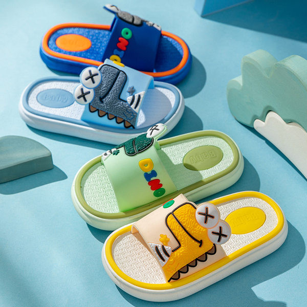 Gyermek gumipapucs színes rátéttel és felirattal