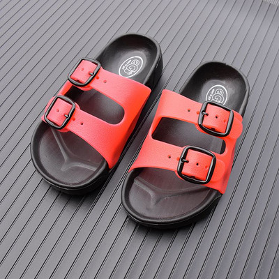 Gyermekpapucs szilikon pántokkal és csatokkal