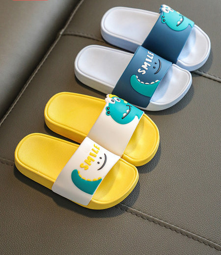 Παιδικές παντόφλες κατάλληλες για αγόρια με απλικέ