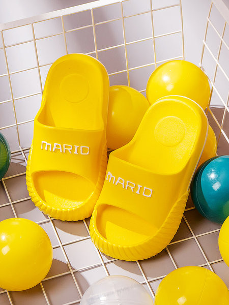 Χρωματιστές παντόφλες από καουτσούκ με επιγραφή