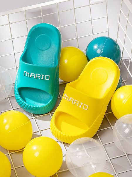 Χρωματιστές παντόφλες από καουτσούκ με επιγραφή