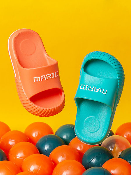 Χρωματιστές παντόφλες από καουτσούκ με επιγραφή