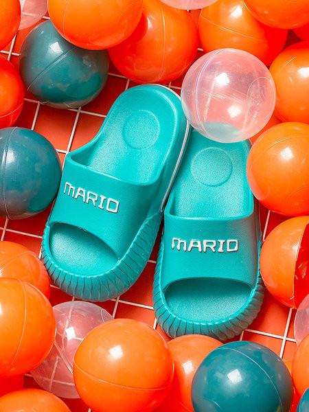 Χρωματιστές παντόφλες από καουτσούκ με επιγραφή