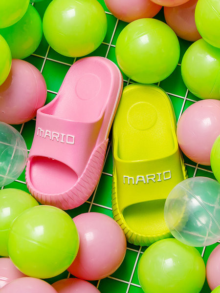 Χρωματιστές παντόφλες από καουτσούκ με επιγραφή