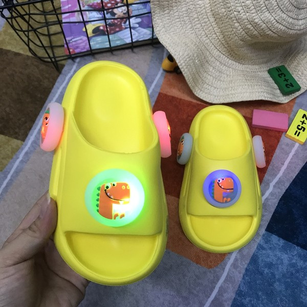 Παιδικές λαστιχένιες παντόφλες σε τρία χρώματα