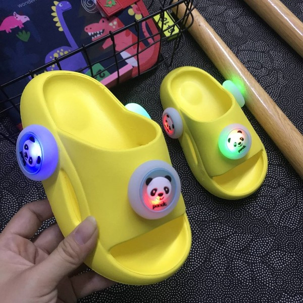 Παιδικές λαστιχένιες παντόφλες με 3D φωτεινό στοιχείο