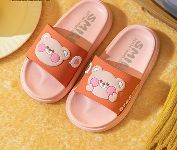 Λαστιχένιες παιδικές παντόφλες με απλικέ χρώματος