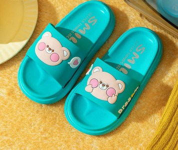 Λαστιχένιες παιδικές παντόφλες με απλικέ χρώματος