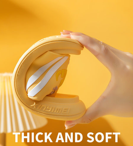 Λαστιχένιες παιδικές παντόφλες με απλικέ χρώματος