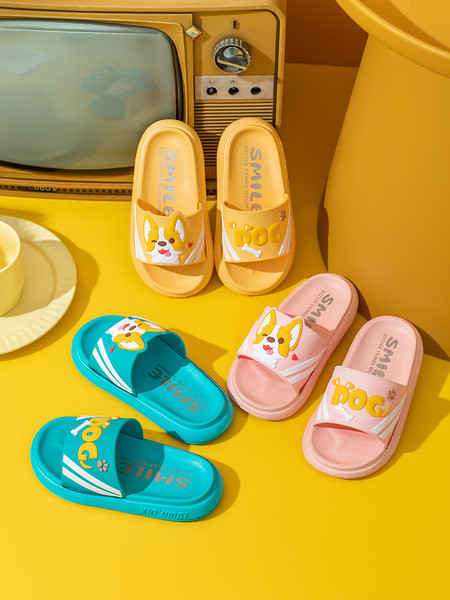 Λαστιχένιες παιδικές παντόφλες με απλικέ χρώματος