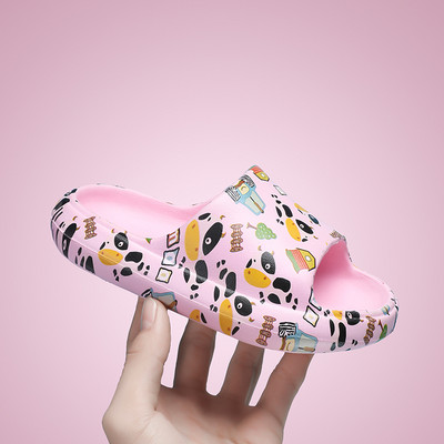 Kummeeritud laste värviliste rakendustega sussid