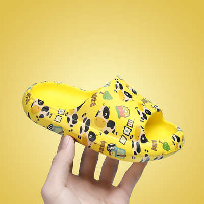 Kummeeritud laste värviliste rakendustega sussid