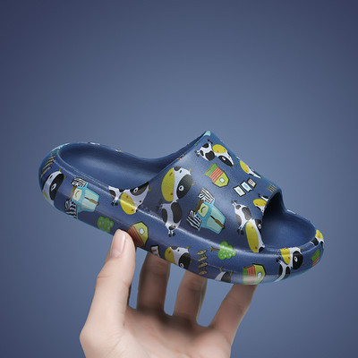 Kummeeritud laste värviliste rakendustega sussid