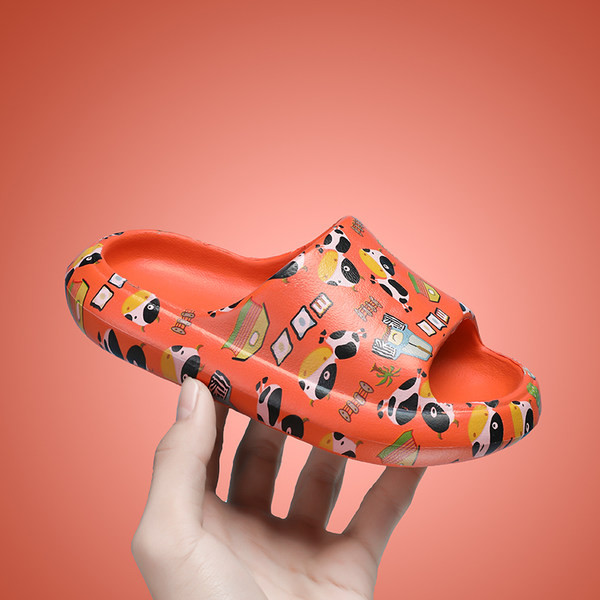 Kummeeritud laste värviliste rakendustega sussid