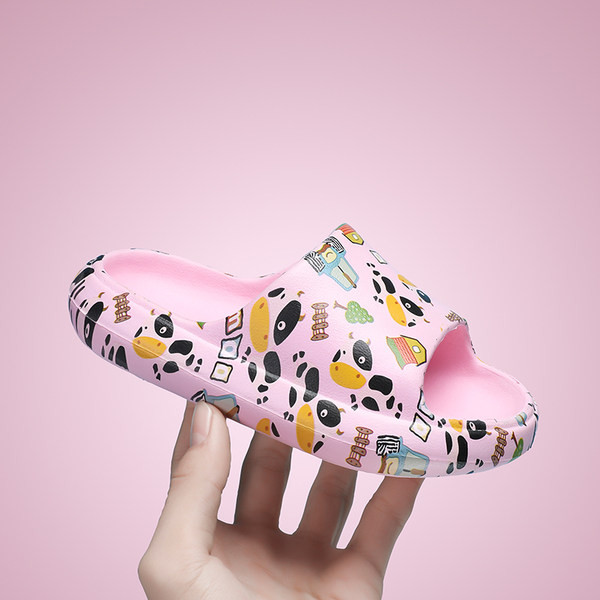 Kummeeritud laste värviliste rakendustega sussid