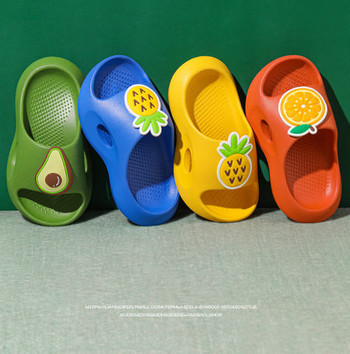Παιδικές λαστιχένιες παντόφλες με απλικέ σε πολλά χρώματα