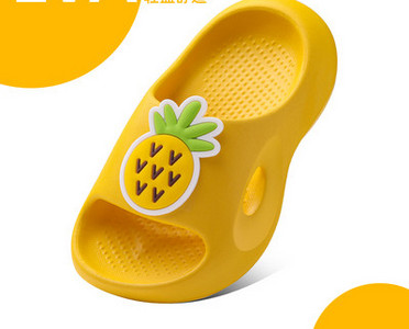 Παιδικές λαστιχένιες παντόφλες με απλικέ σε πολλά χρώματα