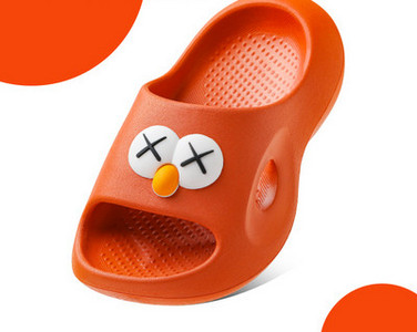 Παιδικές λαστιχένιες παντόφλες με απλικέ σε πολλά χρώματα