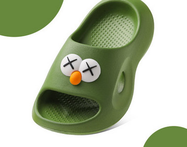 Παιδικές λαστιχένιες παντόφλες με απλικέ σε πολλά χρώματα