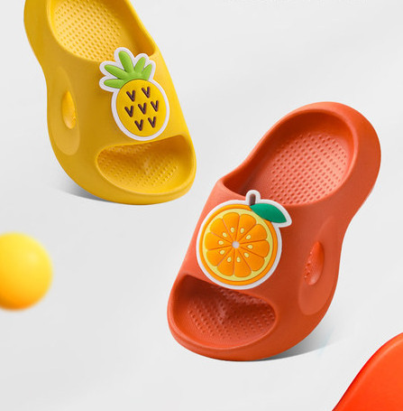 Παιδικές λαστιχένιες παντόφλες με απλικέ σε πολλά χρώματα