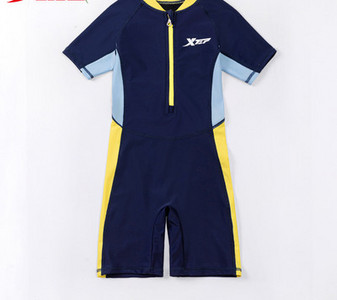 Laste ujumistrikoo lukuga ja lühikeste varrukatega