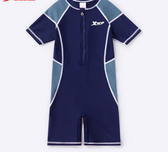 Gyermek teljes fürdőruha fiúknak cipzárral