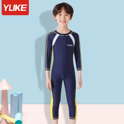 Fényvédő fürdőruha fiúknak - két modell