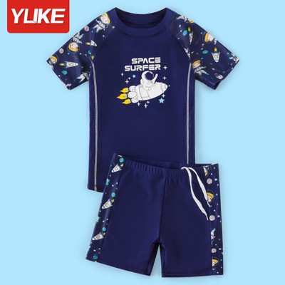 Gyermek fürdőruha fiúknak két részből áll