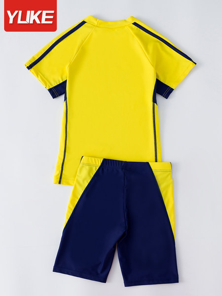 Gyermek fürdőruha fiúknak két részből áll