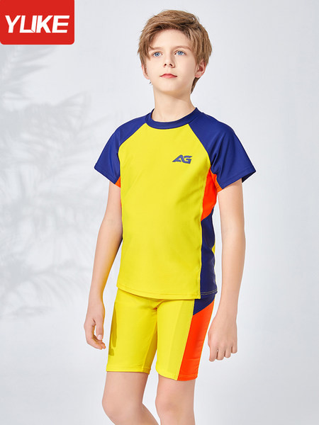 Új, kétrészes fürdőruha modell fiúknak