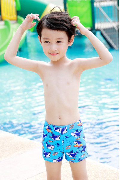 Színes gyerek fürdőruhák fiúknak