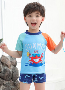 Gyermek fürdőruha fiúknak két részből áll