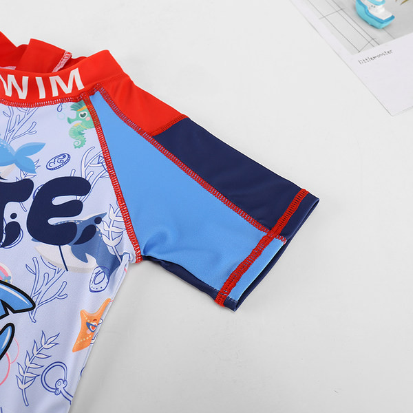 Teljes fürdőruha fiúnak színes rátéttel - fényvédő